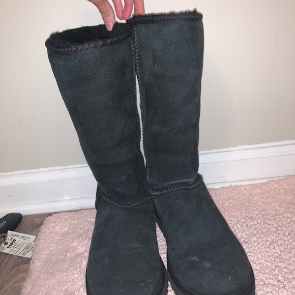 UGGS 🖤 - Picture 2 of 3